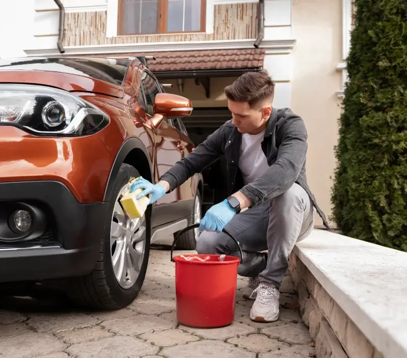 Lavage auto à domicile Couvignon : professionnel intervenant sur un véhicule